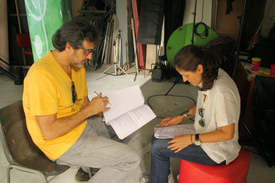 A CEO da Uma Gota no Oceano e roteirista Maria Paula Fernandes junto com o diretor Marcos Prado, nos bastidores da gravação da campanha "É a Gota D'água + 10"