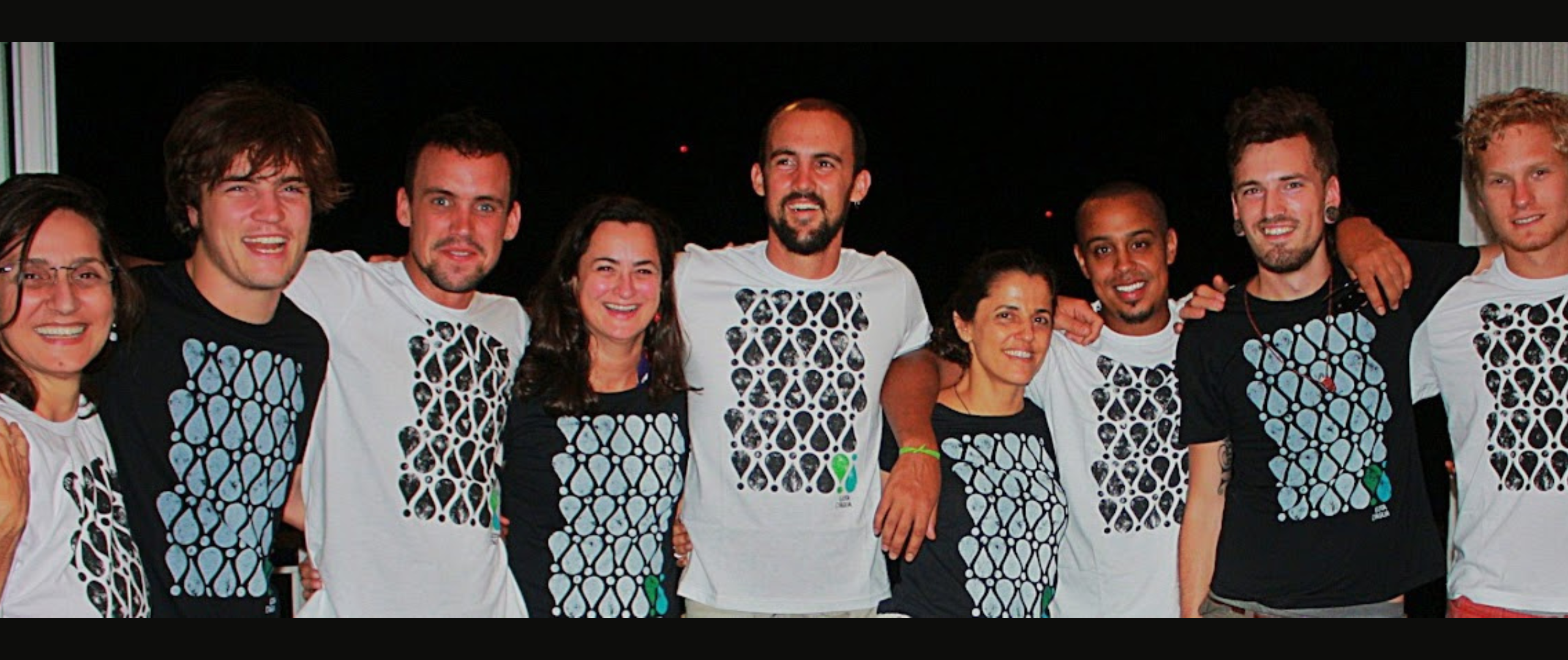 A banda canadense "The Boom Booms" vestindo a camisa do Movimento Gota D'água durante turnê no Brasil