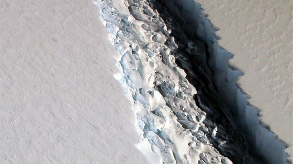 Iceberg à deriva na Antártida