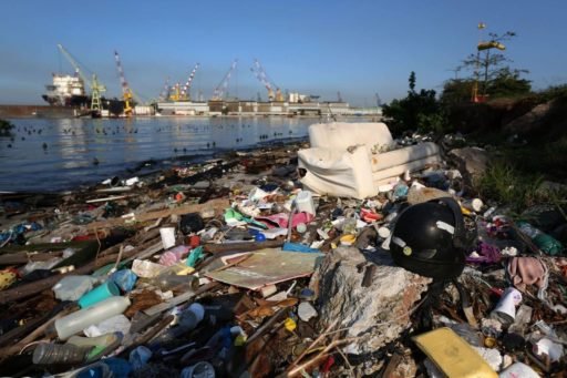 Baía de Guanabara poluída faz mal à saúde e ao bolso