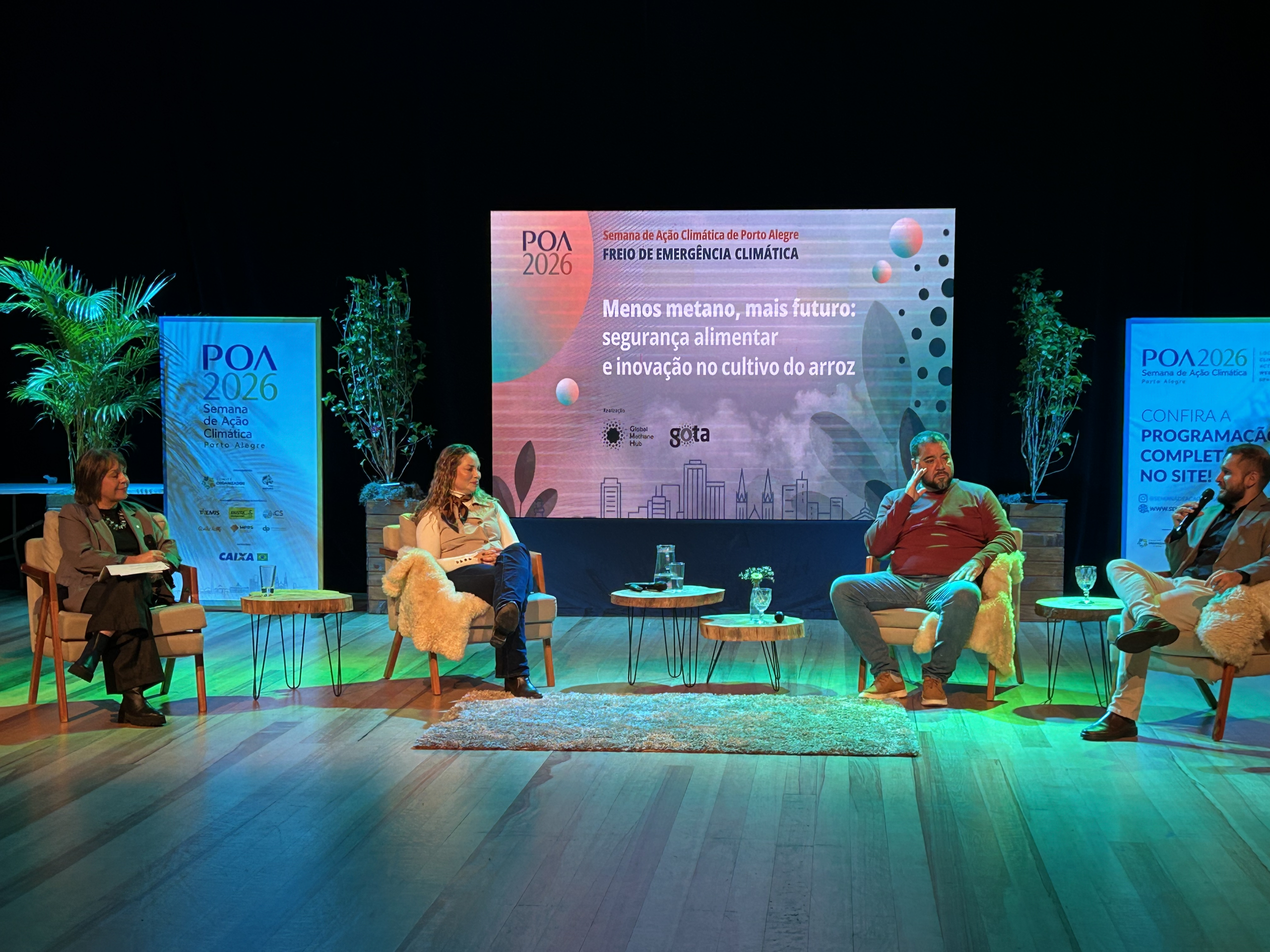 Mediadora e painelistas em mesa promovida pela Uma Gota no Oceano e Global Methane Hub durante a Semana de Ação Climática de Porto Alegre. Da esquerda para a direita: Maria Helena Martinho (Uma Gota no Oceano), Mara Grohs (IRGA), Edivane Portela (MST) e Gabriel Quintana (Imaflora).