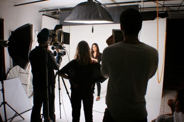 Bastidores da atriz Juliana Paes e produção durante gravação da campanha "É a Gota D'água + 10"