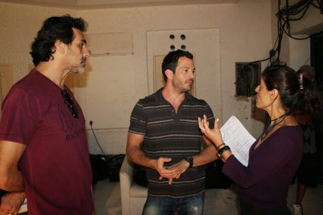 Marcos Prado, Malvino Salvador e Maria Paula Fernandes em conversa durante os bastidores da gravação da campanha "É a Gota D'água + 10"