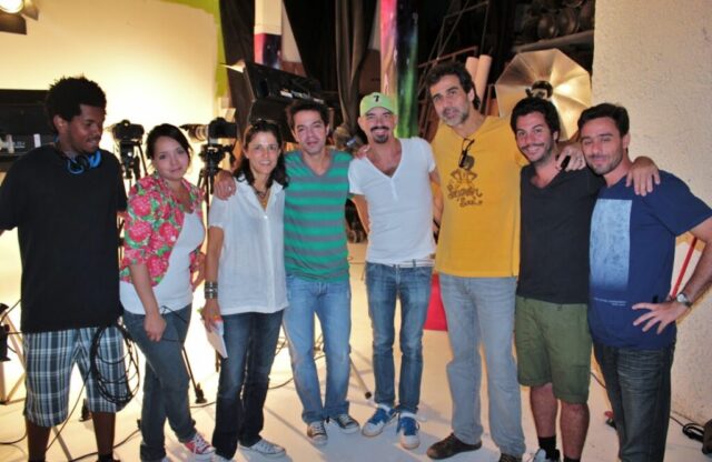 Maria Paula Fernandes (CEO Gota), Marcos Prado (diretor), Bruno Mazzeo (ator) e produção nos bastidores da campanha "É a Gota D'água +10"