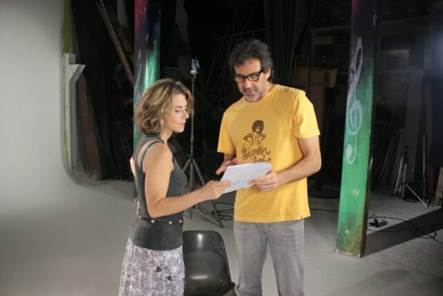 A atriz Maitê Proença e o diretor Marcos Prado durante gravações da campanha "É a Gota D'água + 10"