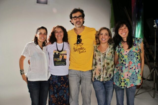A CEO da Uma Gota no Oceano e roteirista Maria Paula Fernandes junto com a ativista do Movimento Xingu Para Sempre Antônia Melo, o diretor Marcos Prado, a atriz e apresentadora Cissa Guimarães e equipe nos bastidores da gravação da campanha "É a Gota D'água + 10"