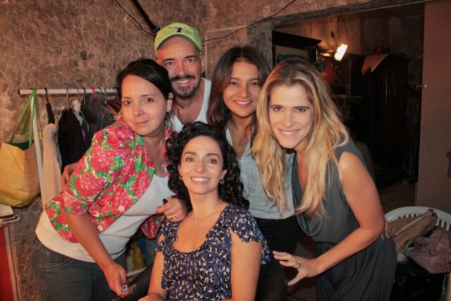 As atrizes Cláudia Ohana, Dira Paes e Ingrid Guimarães junto de equipe de produção, nos bastidores das gravações da campanha "É a Gota D'água + 10"