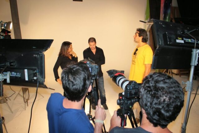 Os atores Murilo Benício e Dira Paes e o diretor Marcos Prado em conversa durante as gravações da campanha "É a Gota D'água + 10"