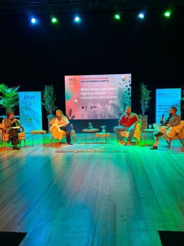Mediadora e painelistas em mesa promovida pela Uma Gota no Oceano e Global Methane Hub durante a Semana de Ação Climática de Porto Alegre. Da esquerda para a direita: Maria Helena Martinho (Uma Gota no Oceano), Mara Grohs (IRGA), Edivane Portela (MST) e Gabriel Quintana (Imaflora).