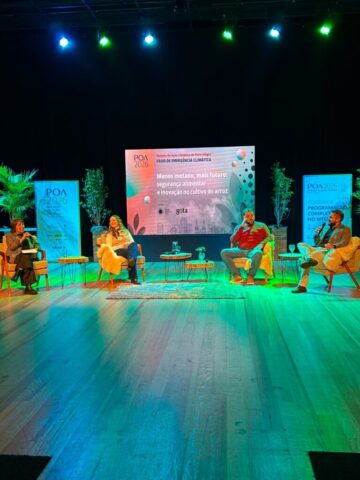 Mediadora e painelistas em mesa promovida pela Uma Gota no Oceano e Global Methane Hub durante a Semana de Ação Climática de Porto Alegre. Da esquerda para a direita: Maria Helena Martinho (Uma Gota no Oceano), Mara Grohs (IRGA), Edivane Portela (MST) e Gabriel Quintana (Imaflora).