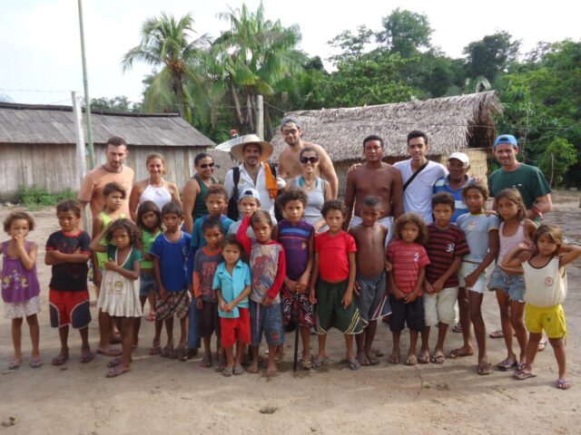 A CEO da Uma Gota no Oceano Maria Paula Fernandes, o ator e mobilizador Sérgio Marone e outros integrantes do Movimento Gota D'água em foto com comunidade local da região do rio Xingu