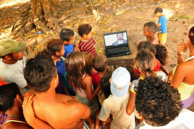 População local da região do rio Xingu assistindo a campanha "É a Gota D'água + 10" do Movimento Gota D'água