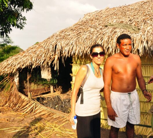 A roteirista e uma das idealizadoras do Movimento Gota D'água Maria Paula Fernandes junto com indígena da região do rio Xingu, no Pará
