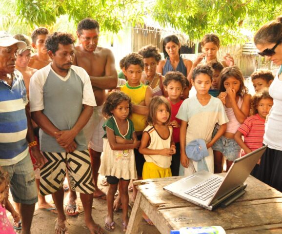A roteirista e uma das idealizadoras do Movimento Gota D'água Maria Paula Fernandes junto com indígenas da região do rio Xingu, no Pará, acompanha divulgação audiovisual da mobilização.