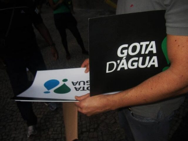 Panfletos do Movimento Gota D'água sendo distribuídos durante protesto na Cinelândia