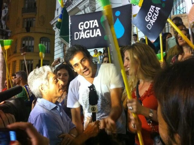 O diretor da campanha "É a Gota D'água" Marcos Prado em entrevista à TV Globo durante manifestação