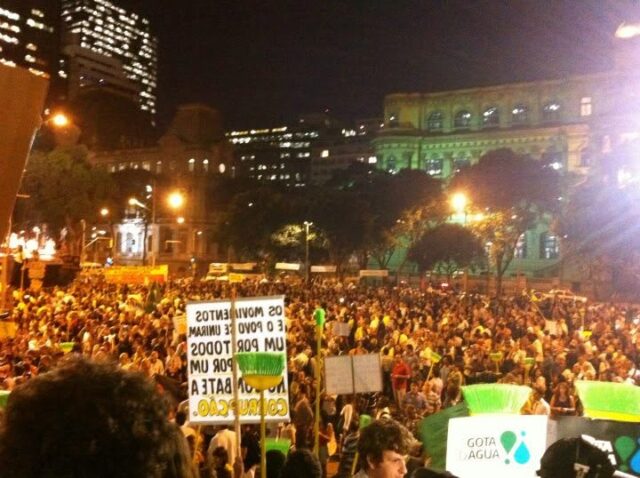 Cartas do Movimento Gota D'água em meio ao mar de mais de dois mil manifestantes