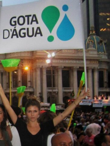 Artista Juliana Helcer em manifestação pró Movimento Gota D'água