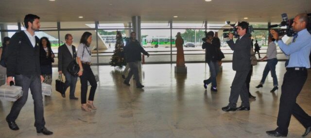 Os representantes do Movimento Gota D'água chegando para audiência no palácio do planalto