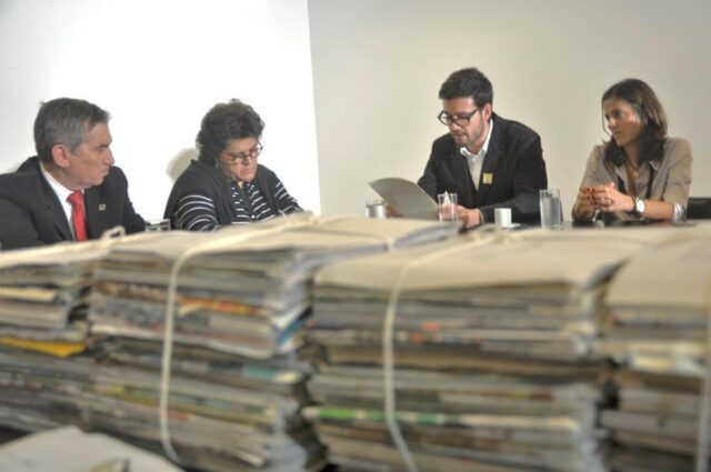Os representantes do Movimento Gota D'água Sérgio Marone e Maria Paula Fernandes (atual CEO Uma Gota no Oceano) em leitura de manifesto para o até então Secretário Geral da República, Gilberto Carvalho, e a até então Ministra do Meio Ambiente, Izabela Teixeira