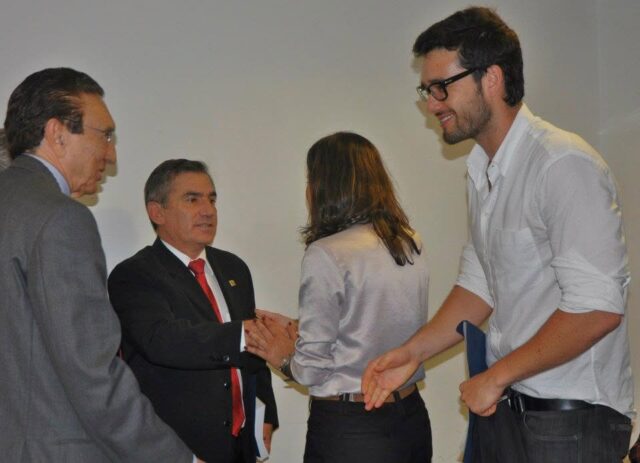 Os integrantes do Movimento Gota D'água Maria Paula Fernandes e Sérgio Marone cumprimentando integrantes do Governo Federal em encontro.