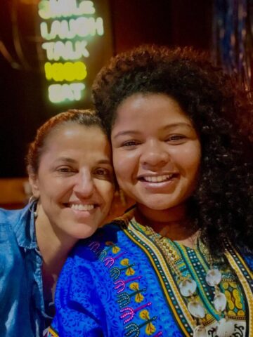 A CEO da Uma Gota no Oceano, Maria Paula Fernandes, e amiga durante o jantar de véspera da reunião inaugural do Conexão Povos da Floresta A CEO da Uma Gota no Oceano, Maria Paula Fernandes, e amiga durante o jantar de véspera da reunião inaugural do Conexão Povos da Floresta