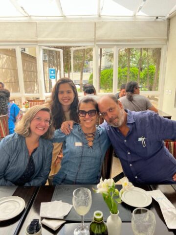 A CEO da Uma Gota no Oceano Maria Paula Fernandes e amigos, em almoço após reunião de elaboração da Rede Conexão Povos da Floresta A CEO da Uma Gota no Oceano Maria Paula Fernandes e amigos, em almoço após reunião de elaboração da Rede Conexão Povos da Floresta