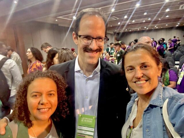 As integrantes do GT Mulheres e representantes da Uma Gota no Oceano Monica Prestes e Maria Paula Fernandes junto ao Procurador da República Wilson Rocha, no 2º Encontro da Rede Conexão Povos da Floresta As integrantes do GT Mulheres e representantes da Uma Gota no Oceano Monica Prestes e Maria Paula Fernandes junto ao Procurador da República Wilson Rocha, no 2º Encontro da Rede Conexão Povos da Floresta