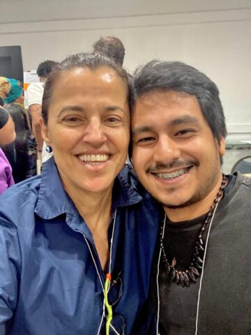 Maria Paula Fernandes junto à integrante da Rede Conexão Povos da Floresta Maria Paula Fernandes junto à integrante da Rede Conexão Povos da Floresta