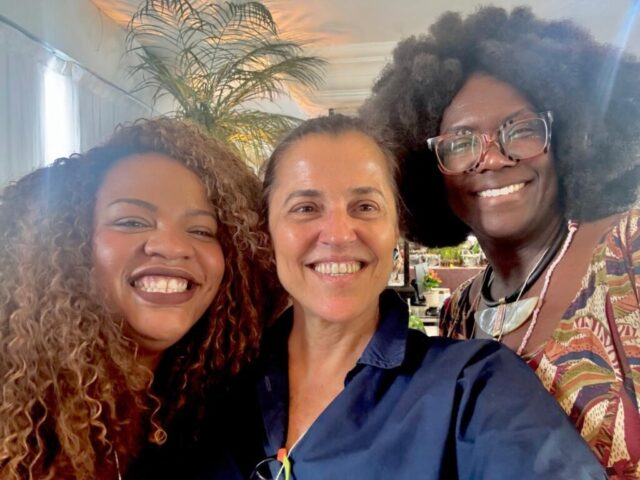 A CEO da Uma Gota no Oceano Maria Paula Fernandes junto às participantes do 2º Encontro da Rede Conexão Povos da Floresta Selma Deadline e Monique Guerreiro Galiza (Conaq). A CEO da Uma Gota no Oceano Maria Paula Fernandes junto a participantes do 2º Encontro da Rede Conexão Povos da Floresta