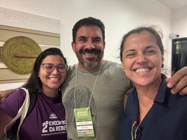 Maria Paula Fernandes (CEO Uma Gota no Oceano) com Marcelo Salazar e Vanessa Apurinã, no 2º Encontro da Rede Conexão Povos da Floresta Maria Paula Fernandes (CEO Uma Gota no Oceano) com Marcelo Salazar e Vanessa Apurinã, no 2º Encontro da Rede Conexão Povos da Floresta