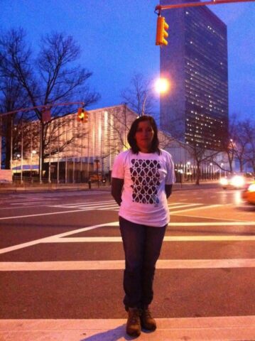 A irmã da ativista ambiental e homenageada postumamente no prêmio Heróis da Flores Maria do Espírito Santo, Laisa Sampaio, vestindo a camiseta do Movimento Gota D'Água em frente ao prédio da ONU-NY que recebeu o evento A irmã da ativista ambiental e homenageada postumamente no prêmio Heróis da Flores Maria do Espírito Santo, Laisa Sampaio, vestindo a camiseta do Movimento Gota D'Água em frente ao prédio da ONU-NY que recebeu o evento