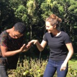 Um momento de delicadeza durante o trabalho.