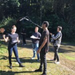 O responsável pelas redes sociais da Gota Bruno Marques acompanha a gravação.