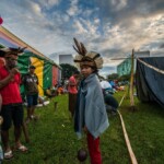 Cerca de 1,2 mil liderancas indigenas montam o Acampamento Terra Livre 2015 durante a Semana de Mobilizacao Nacional Indigena. Povos de diversas regioes do Brasil estao na capital federal e esperam ser ouvidos por representantes do Estado para impedir retrocessos nos direitos indigenas. Foto: Fabio Nascimento / Mobilização Nacional Indigena