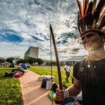 Cerca de 1,2 mil liderancas indigenas montam o Acampamento Terra Livre 2015 durante a Semana de Mobilizacao Nacional Indigena. Povos de diversas regioes do Brasil estao na capital federal e esperam ser ouvidos por representantes do Estado para impedir retrocessos nos direitos indigenas. Foto: Fabio Nascimento / Mobilização Nacional Indigena