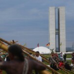Cerca de 1,2 mil liderancas indigenas montam o Acampamento Terra Livre 2015 durante a Semana de Mobilizacao Nacional Indigena. Povos de diversas regioes do Brasil estao na capital federal e esperam ser ouvidos por representantes do Estado para impedir retrocessos nos direitos indigenas. Foto: Lunaé Parracho / Mobilização Nacional Indigena