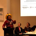 Raoni discursa na mesa de discussões: “Desafios e oportunidades para alcanças o desenvolvimento sustentável na Amazônia”.