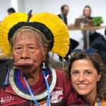 Cacique Raoni e a diretora-executiva da Uma Gota no Oceano Maria Paula Fernandes.