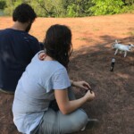 Stella Gershman, responsável pelas relações institucionais da Gota, acompanha a gravação para a campanha ”Em nome de quê?”