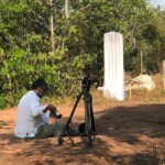 O diretor de TV Luiz Fernando Carvalho testa as lentes para mais uma sessão de fotos.