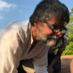 Luiz Fernando Carvalho atento à lente.