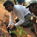 Indígenas do Juruena, curiosos, acompanham a gravação.