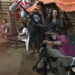 Stella Gerchmann auxilia a equipe de gravação. Cada gota conta!