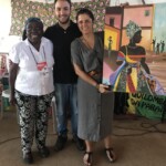 Sandra (Conaq), Bruno Marques e Maria Paula Fernandes (Gota) com o presente recebido na Plenária da Conaq 2018