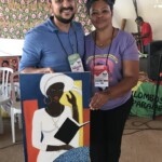 Fernando (Terra de Direitos) e Sandra (Conaq) com o presente na Plenária da Conaq.