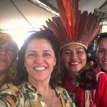 A equipe Uma Gota No Oceano com representantes indígenas