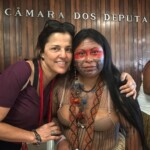 A diretora-fundadora da Uma Gota No Oceano, Maria Paula Fernandes, com a liderança Alessandra Munduruku