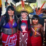 Três gerações de Xakriabá. Na meio, a liderança Célia Xakriabá