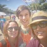 A atriz Maria Paula Fidalgo com a equipe Uma Gota No Oceano, Maria Paula Fernandes e Helena Borges